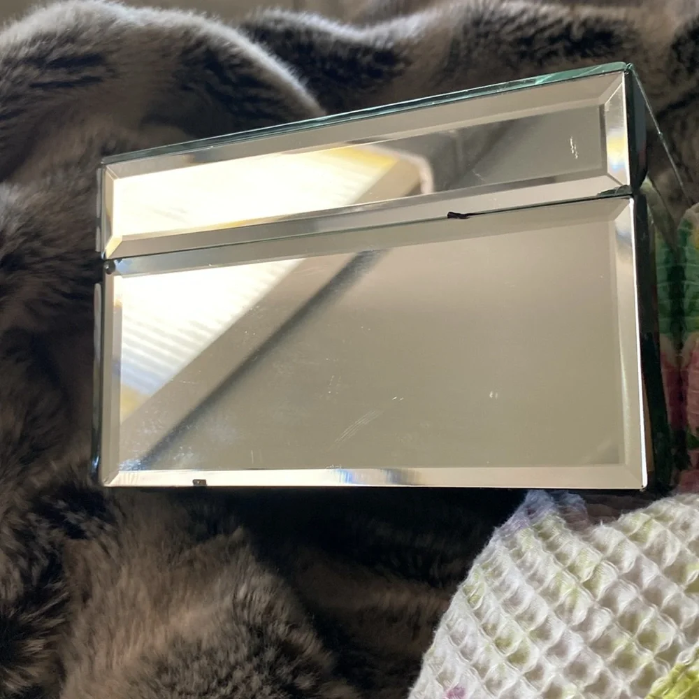 GORGEOUS mirrored and crystal cigar/jewelry box